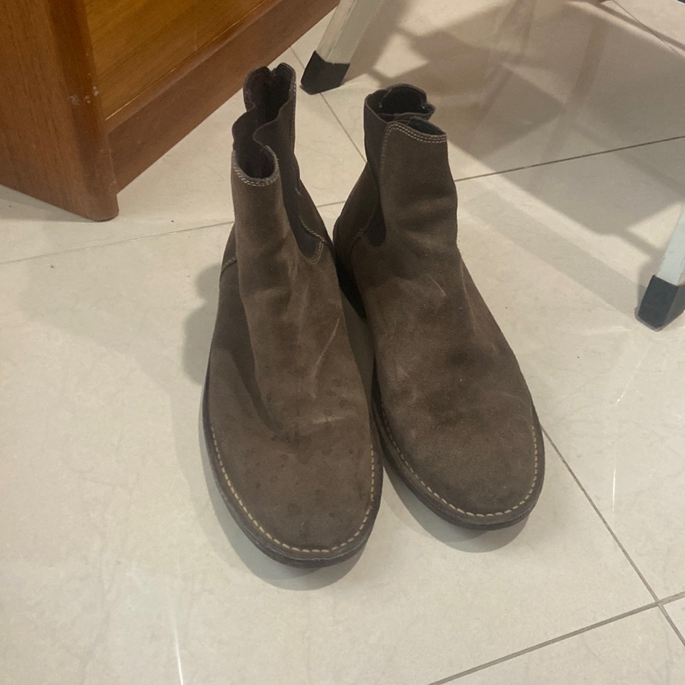 Men’s size 12 cole haan boots . Great condition ! In style !